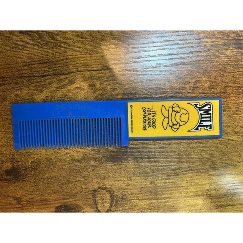 VINTAGE BLUE ZIGGY COMB  smile it's good for your complexion  79 UNIVERSAL PRESS
